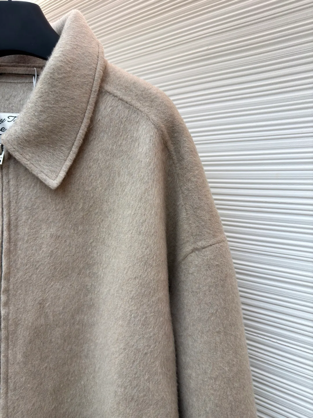 Acne Studios Lapel Zipper Drop Shoulder Long Sleeve Wool Jacket ●Original version: Purchased and developed by 10006 ●Item number: 1681819-C85 ●Fabric: wool fabric ●Technology: Made on positioning cutting machine ●Color: Oatmeal ●Version: Fitted version ●Weight: about 1180 grams ●Size: 46-48-50 ●Description: Made of high-density wool blended fabric, treated with double-sided worsted spinning process, it feels soft and waxy and has good drape. The body adopts a hidden zipper + lapel design, with a neat neckline; the pockets on both sides have a welt structure and are decorated with buttons of the same color, with exquisite details. The overall shape is slightly loose, the hem is naturally curved, and the edges are reinforced with overlocking technology, which not only retains the soft texture of the fabric, but also improves the durability, and combines simple style with advanced craftsmanship. The overall wiring is straight and delicate, the fabric is comfortable and soft, and the color is consistent without color difference. It can be matched with the same style to create a fashionable look and control various occasions. Customized accessories, complete with three standards, same style for men and women!